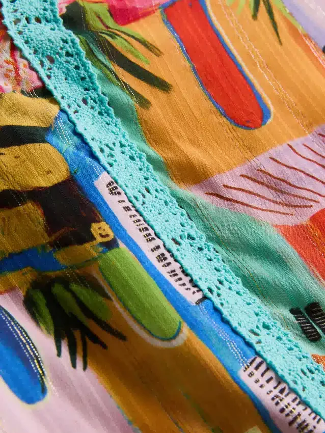 Shorts med flæser og tropisk print