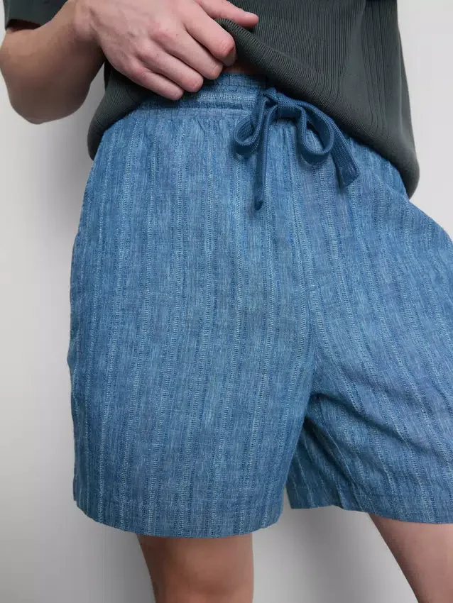 Shorts med struktur og snøre i taljen
