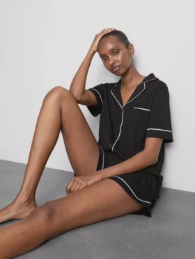 Shorty-pyjamasser i boyfriend-stil