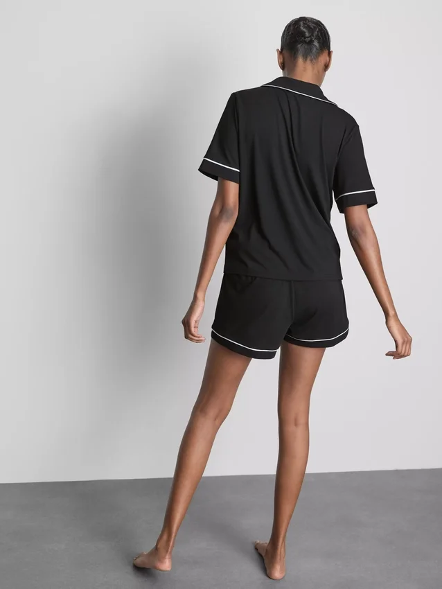Shorty-pyjamasser i boyfriend-stil