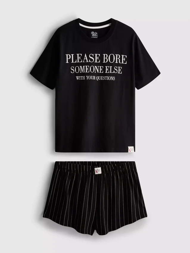 Shorty-pyjamasser med sloganet »The Devil Wears Prada«