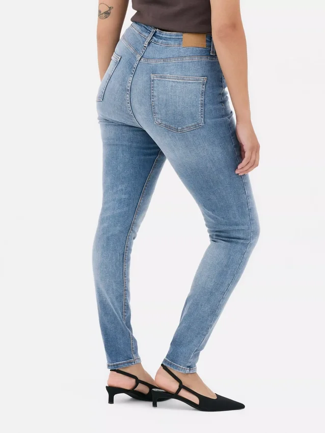 Skinny jeans med høj talje