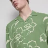 Skjorte med blomsterprint og reverskrave