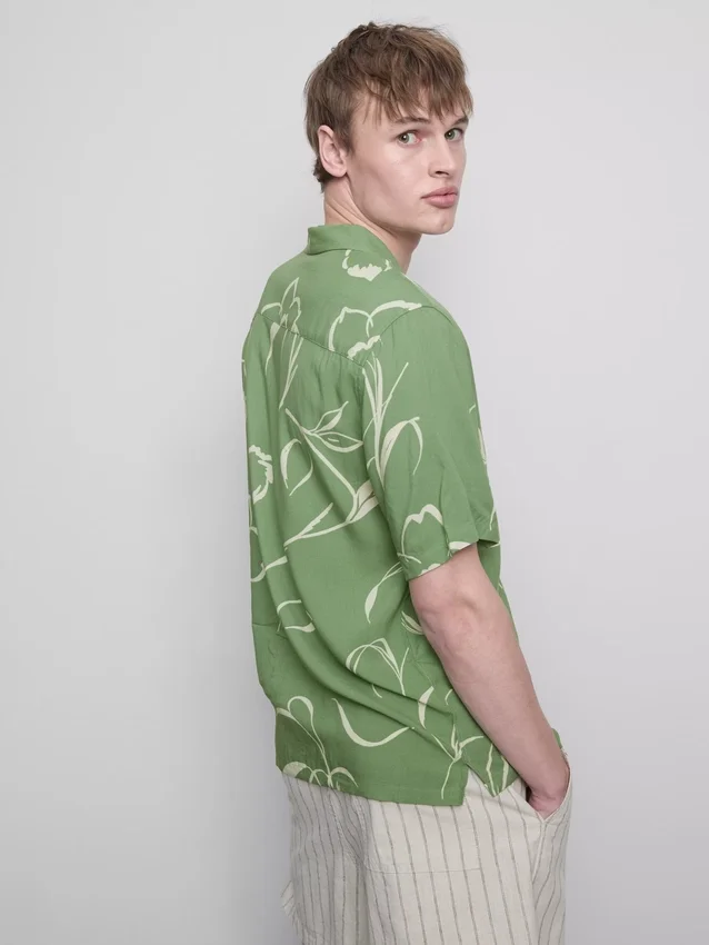 Skjorte med blomsterprint og reverskrave