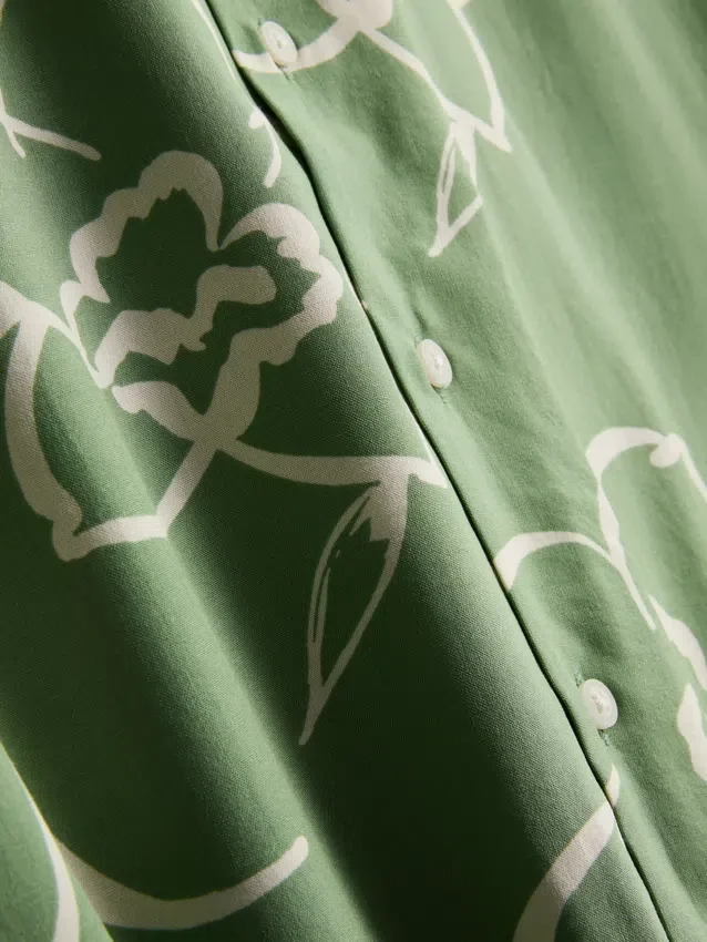 Skjorte med blomsterprint og reverskrave
