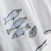Skjorte med fiskebroderi på reverskraven