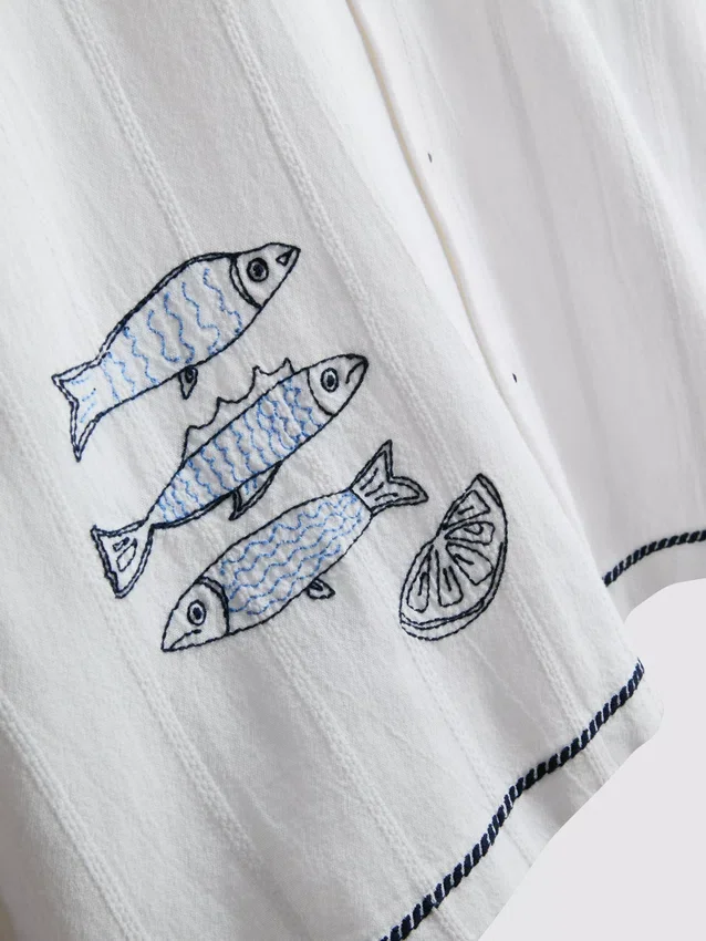 Skjorte med fiskebroderi på reverskraven