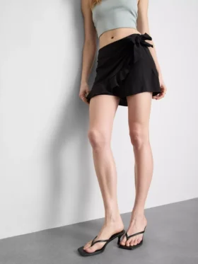 Skort med bindebånd i siden