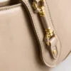 Skuldertaske med metal-detaljer