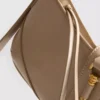 Skuldertaske med metal-detaljer