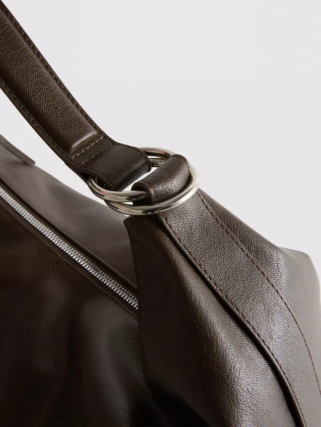 Skuldertaske med ringdetaljer