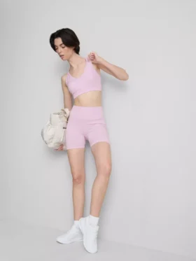 Sømløs aktiv crop-top med krydsede stropper på ryggen