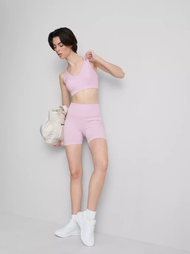 Sømløs aktiv crop-top med krydsede stropper på ryggen