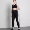 Sømløs aktiv crop-top med krydsede stropper på ryggen