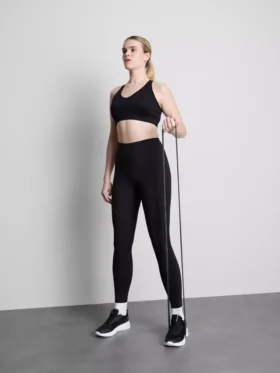 Sømløs aktiv crop-top med krydsede stropper på ryggen