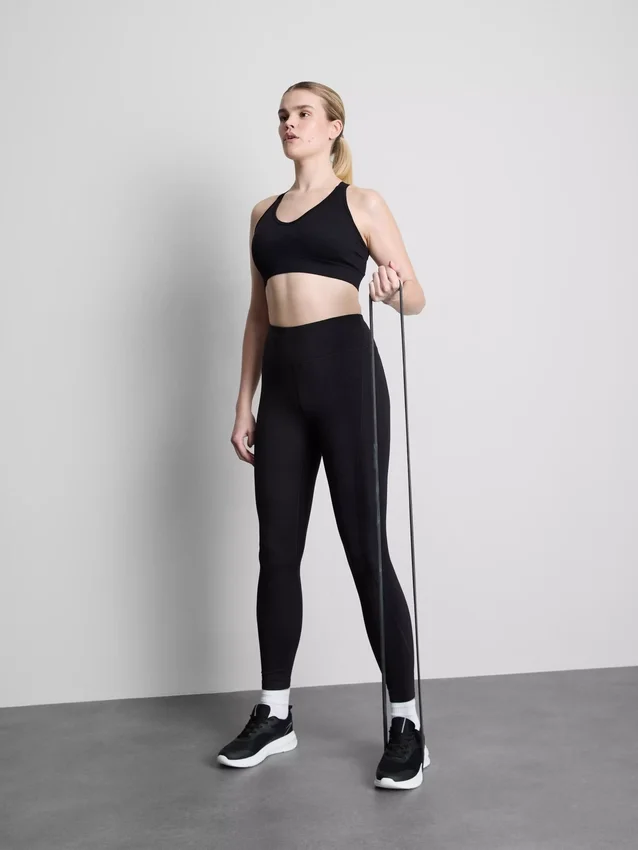 Sømløs aktiv crop-top med krydsede stropper på ryggen