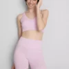 Sømløs aktiv crop-top med krydsede stropper på ryggen