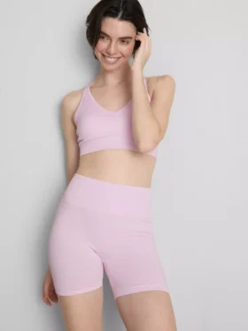 Sømløs aktiv crop-top med krydsede stropper på ryggen
