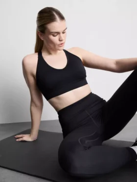 Sømløs aktiv crop-top med krydsede stropper på ryggen