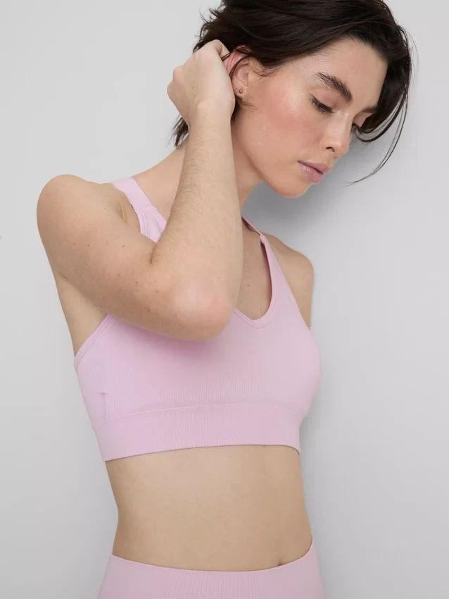 Sømløs aktiv crop-top med krydsede stropper på ryggen