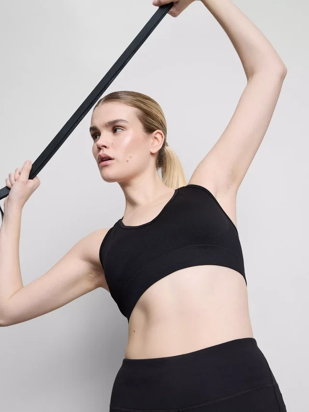 Sømløs aktiv crop-top med krydsede stropper på ryggen
