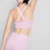 Sømløs aktiv crop-top med krydsede stropper på ryggen