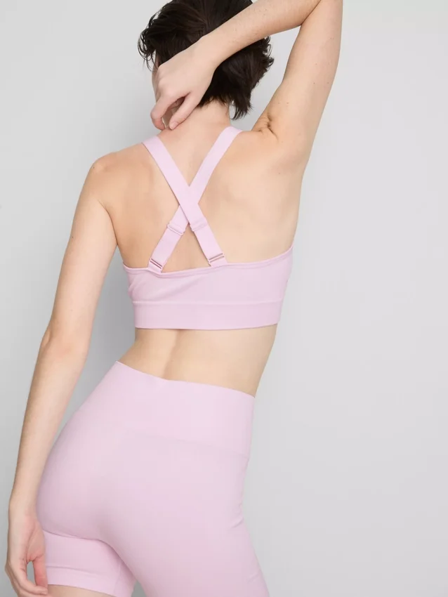 Sømløs aktiv crop-top med krydsede stropper på ryggen