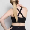 Sømløs aktiv crop-top med krydsede stropper på ryggen