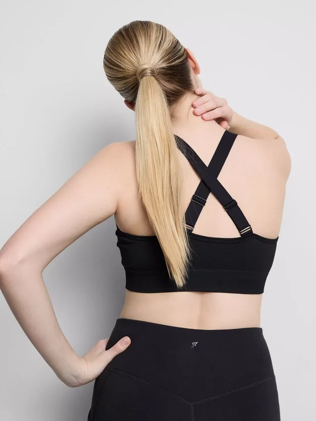 Sømløs aktiv crop-top med krydsede stropper på ryggen
