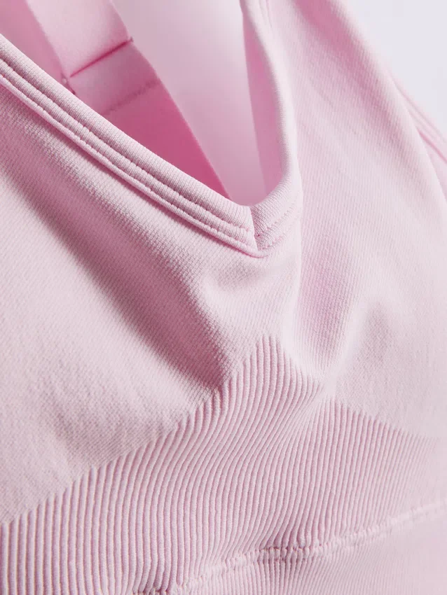 Sømløs aktiv crop-top med krydsede stropper på ryggen