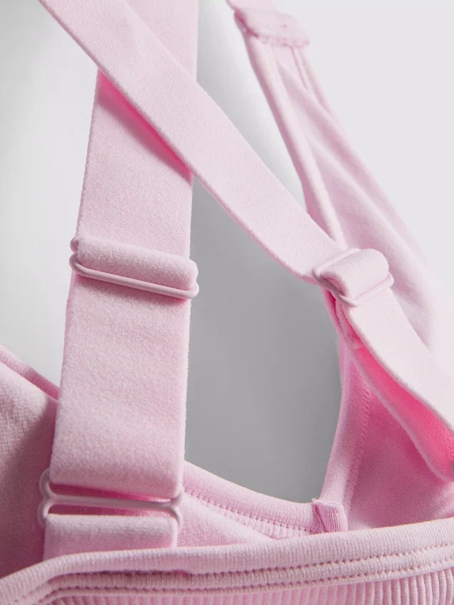 Sømløs aktiv crop-top med krydsede stropper på ryggen