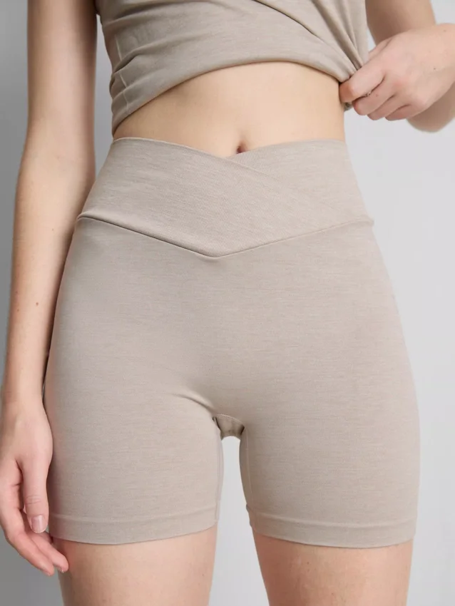 Sømløse sportshorts med krydsende linning