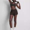 Smørblød, rynket aktiv crop-top