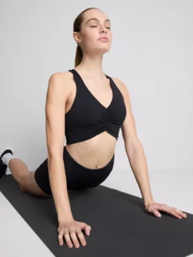 Smørblød, rynket aktiv crop-top