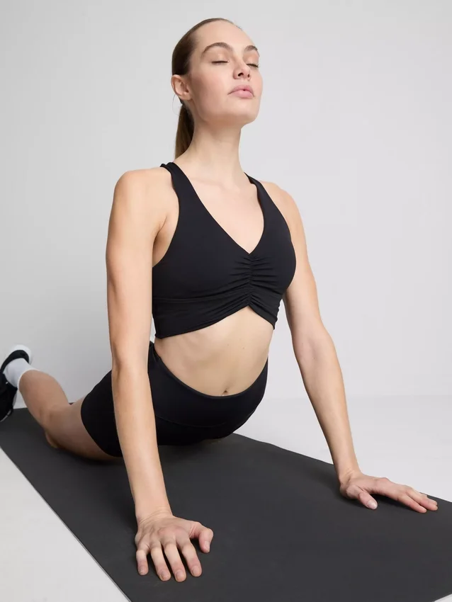 Smørblød, rynket aktiv crop-top