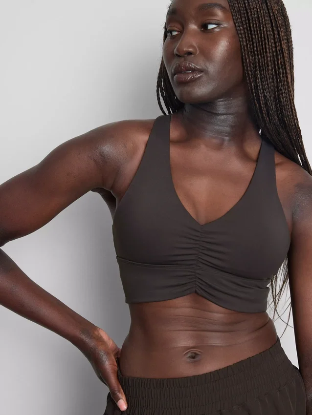 Smørblød, rynket aktiv crop-top
