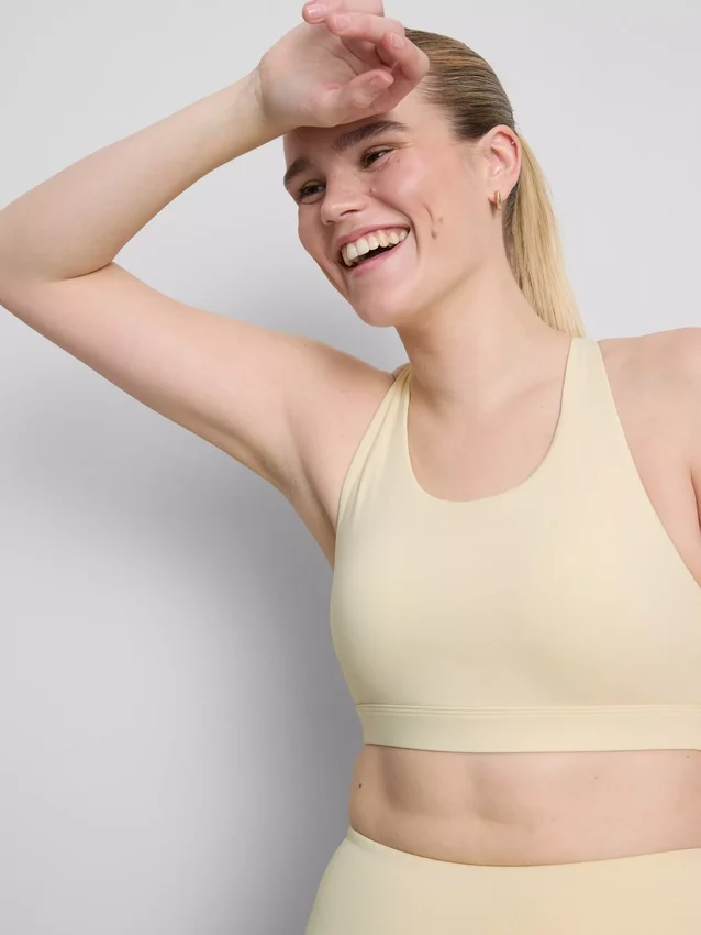 Smørblød, stroppet crop-top