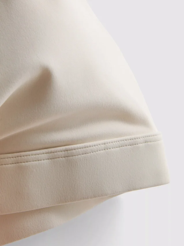 Smørblød, stroppet crop-top