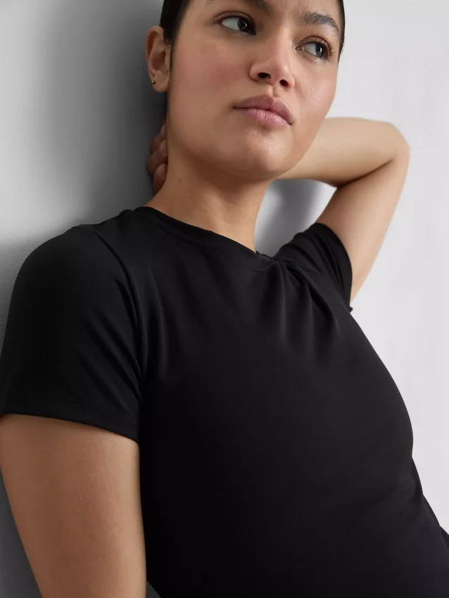 Smørblød, tætsiddende T-shirt
