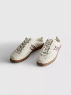 Sneakers med gummisål, der er nemme at tage på