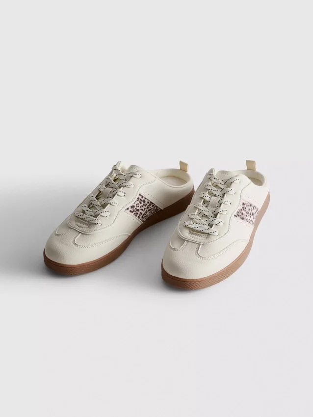 Sneakers med gummisål, der er nemme at tage på