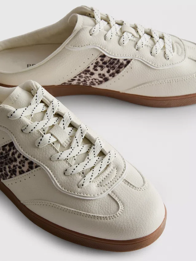 Sneakers med gummisål, der er nemme at tage på