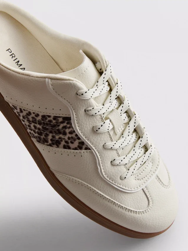 Sneakers med gummisål, der er nemme at tage på