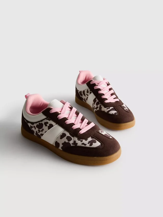 Sneakers med gummisål og dyremønster