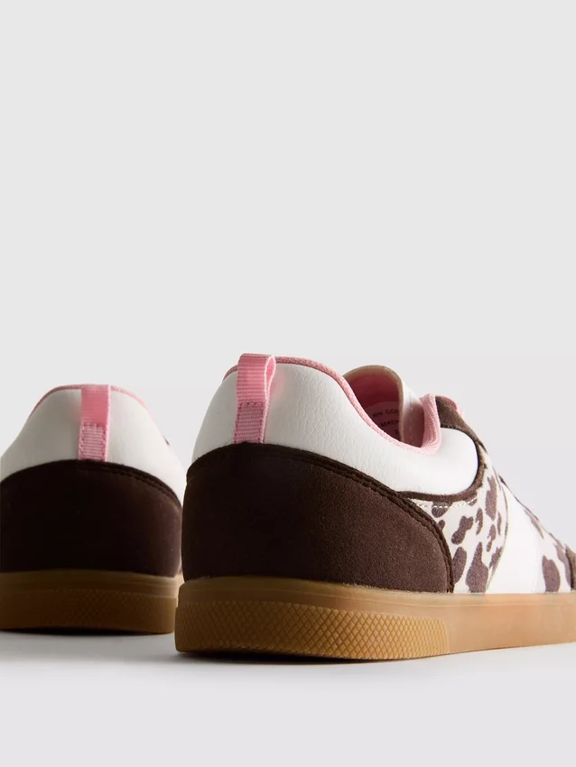 Sneakers med gummisål og dyremønster