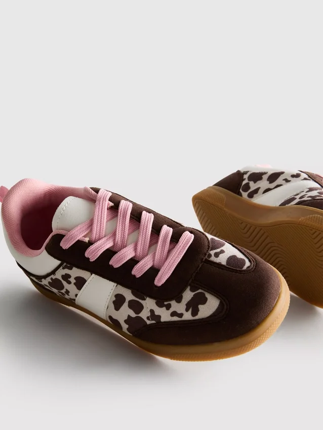 Sneakers med gummisål og dyremønster