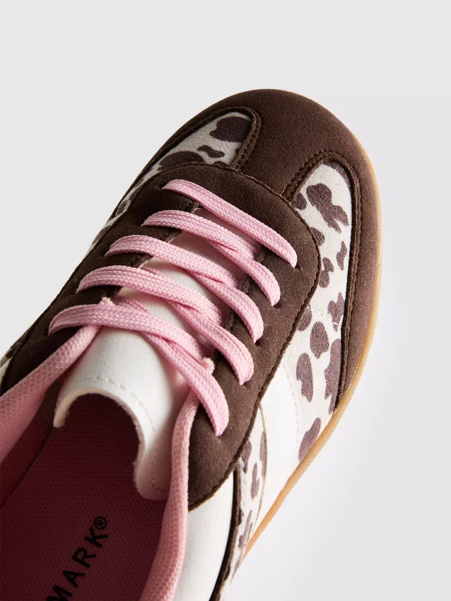 Sneakers med gummisål og dyremønster