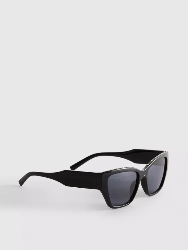 Solbriller i cat-eye-stil med nitter