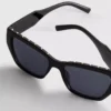 Solbriller i cat-eye-stil med nitter