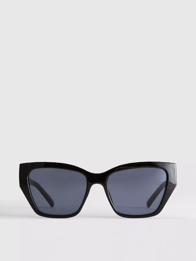 Solbriller i cat-eye-stil med nitter